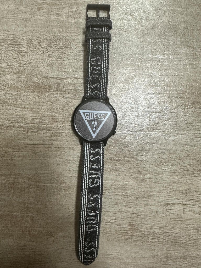 Zegarek Guess logowany