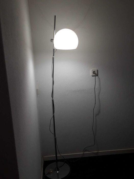 Candeeiro de pé com abajur de vidro