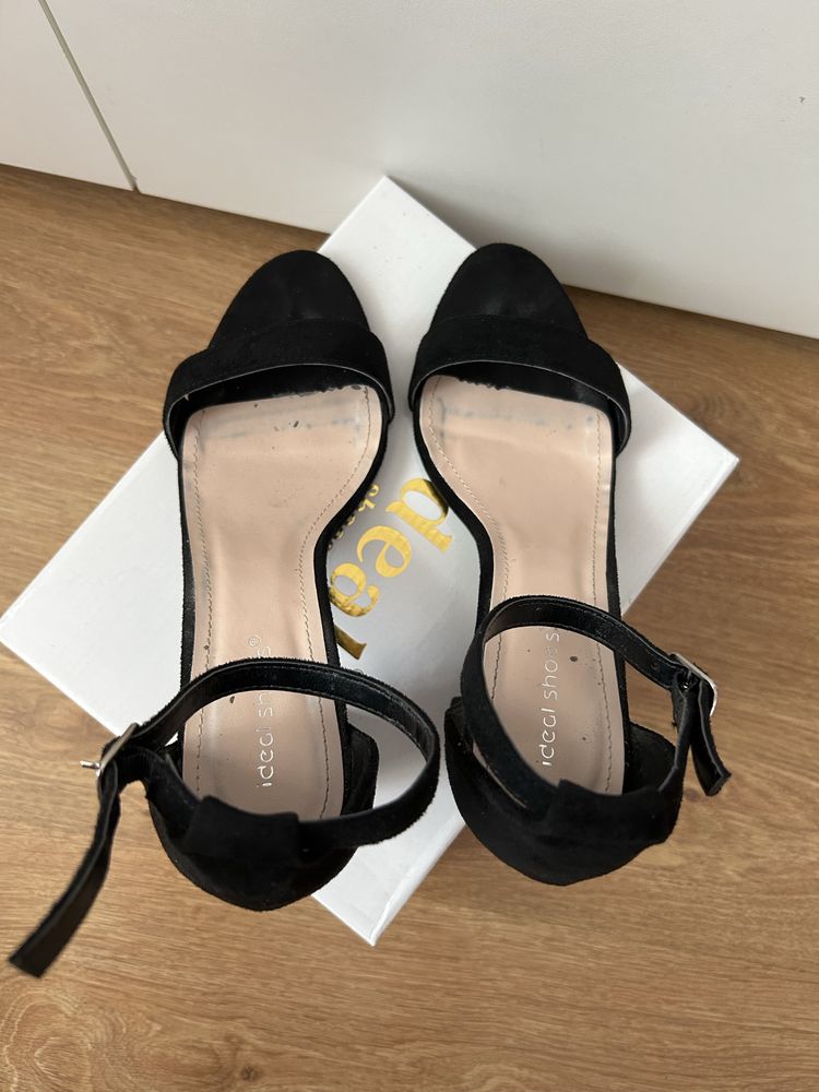 Czarne buty na grubym słupku