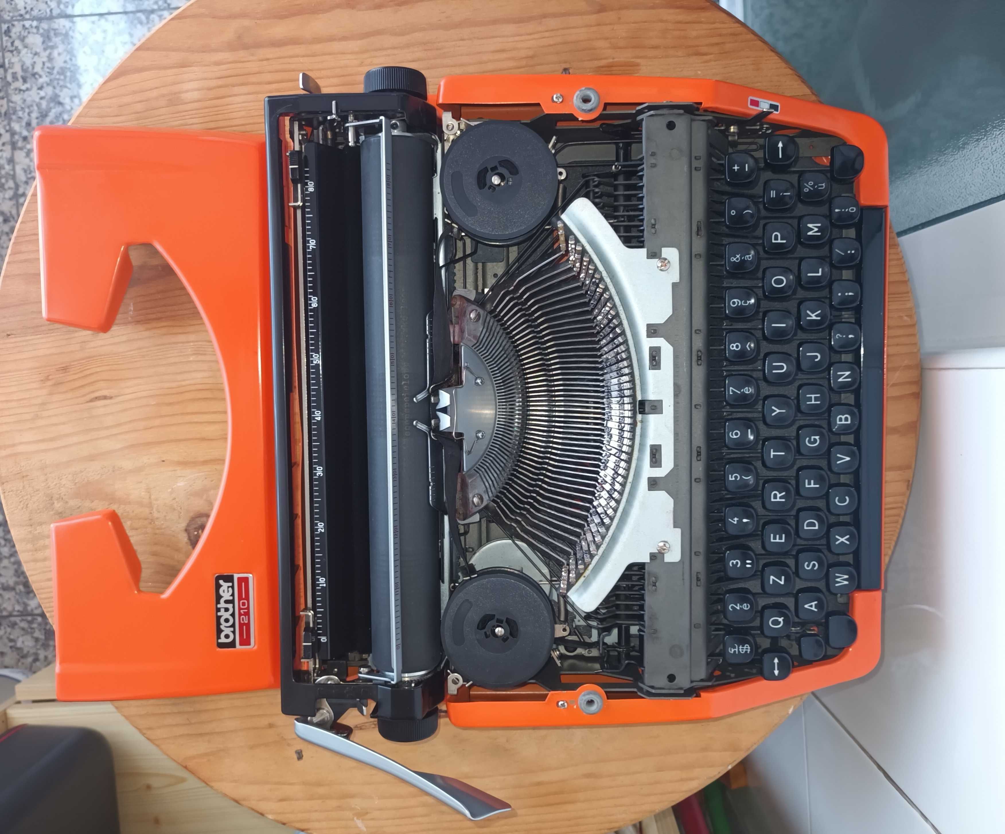 Máquina de escrever Brother 210 laranja