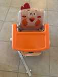 Cadeirinha (Chicco) para refeições de bebé com base de apoio.