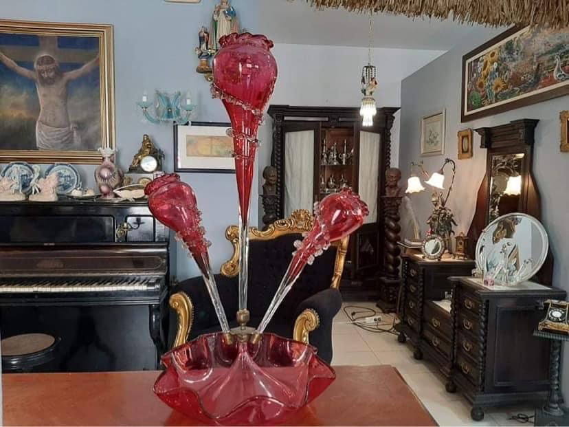 Maravilhoso Epergne/ floreira vitoriano em vidro cranberry. Tem de alt