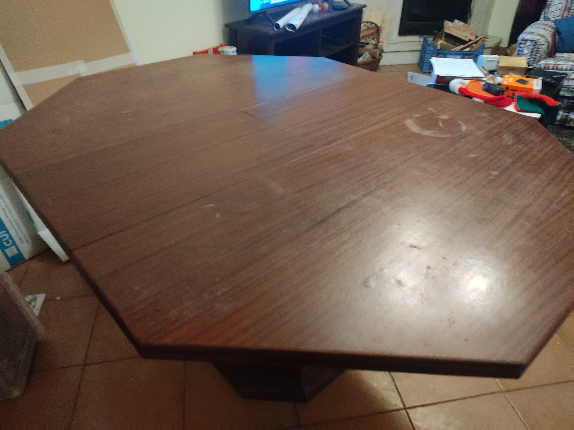 Mesa de sala com algum uso