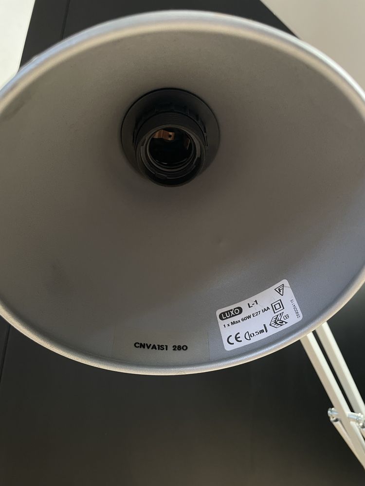 Srebrna metalowa lampka biurkowa