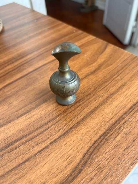 Jarrinha trabalhada em latão