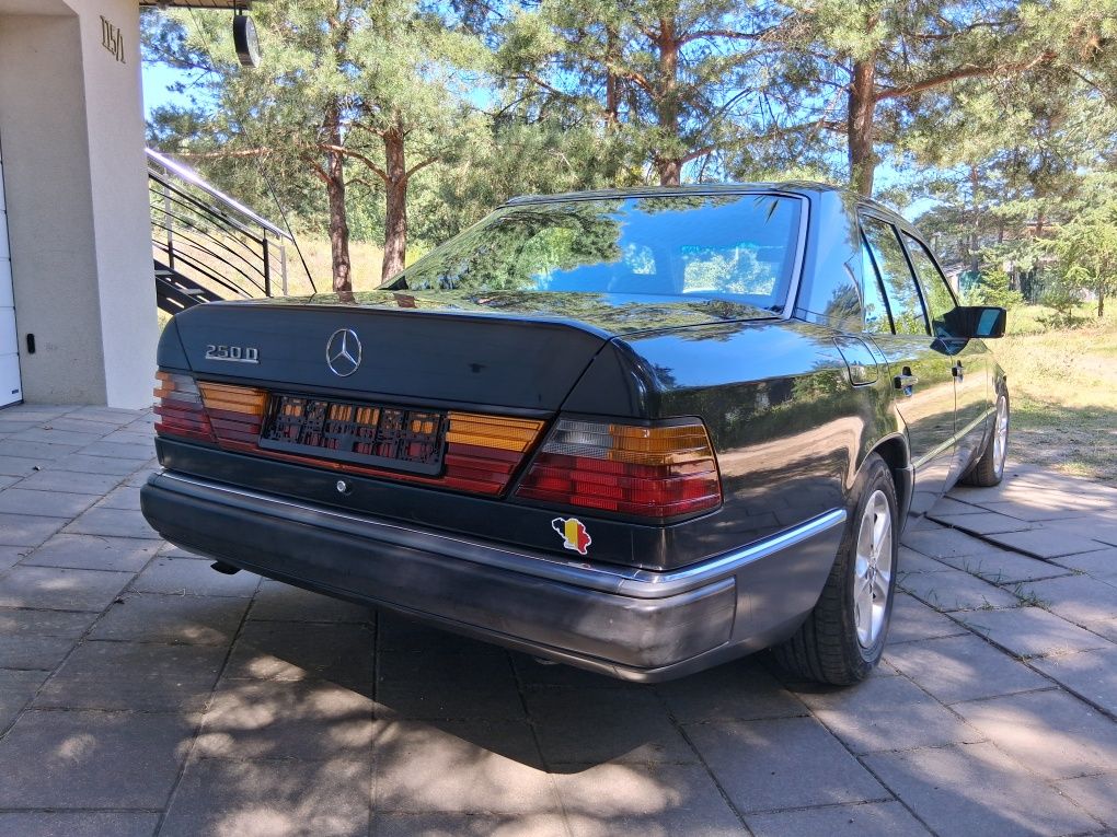 Mercedes  124 idealnie zachowany.