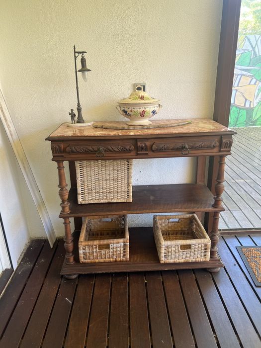 Aparador vintage de madeira com tampo mármore