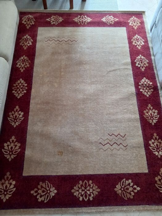 Tapete em lã em ótimo estado.
Cores bordeaux e bege, medidas 170x