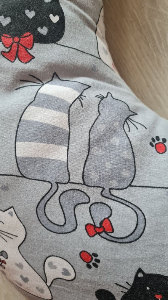 Super Mami "C" Poduszka dla kobiet w ciąży wzór Koty. Do karmienia