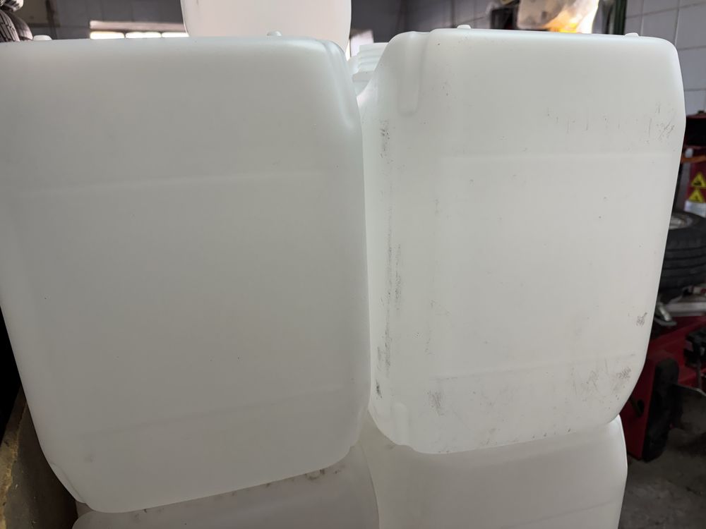 Sprzedam UMYTE SUCHE 20 L banki