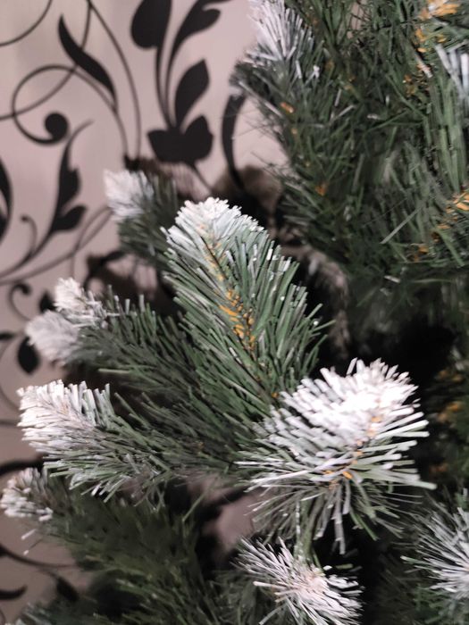 Затишна ялинка з засніженими кінчиками. Ідеальний стан!