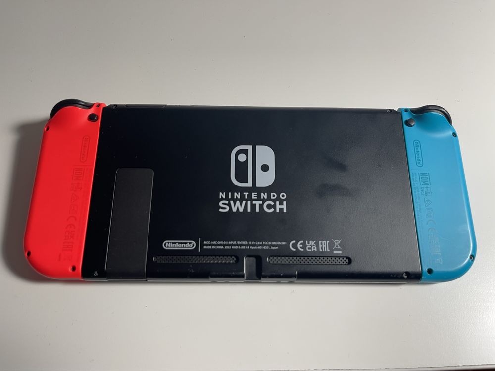 Nintendo Switch V2 + Comando + 4 jogos