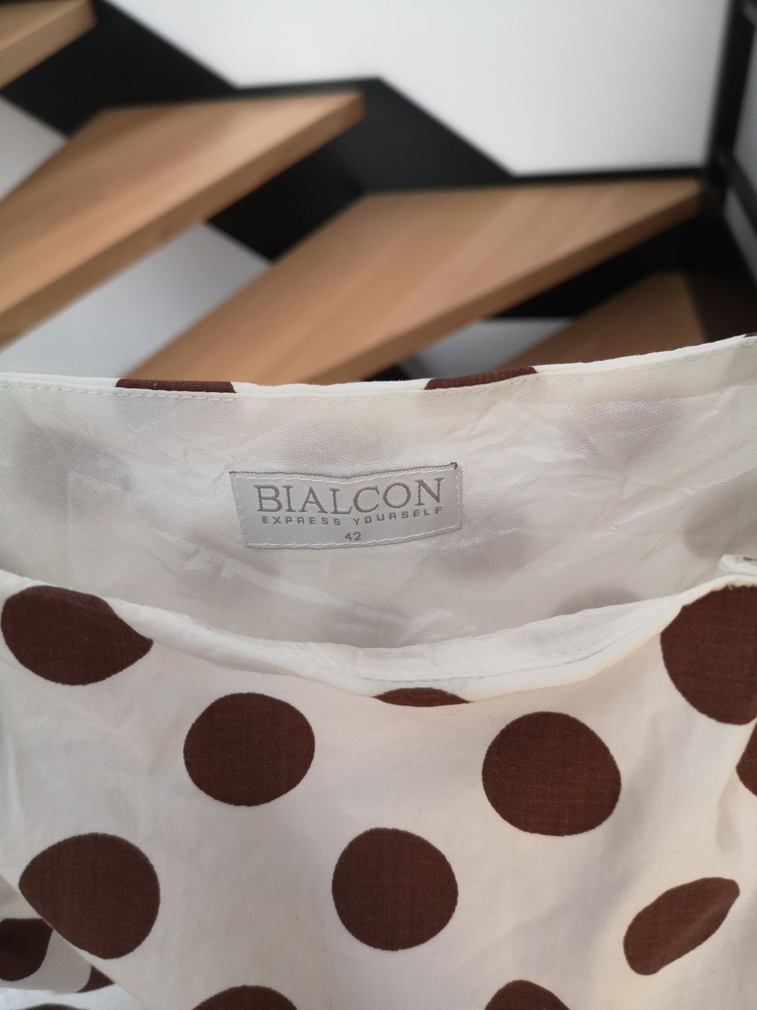 Biała sukienka w groszki Bialcon L/XL