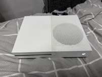 Xbox one s 1 тб 1 гейпад