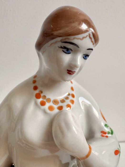 Figurka porcelana Połonne dziewczyna 1