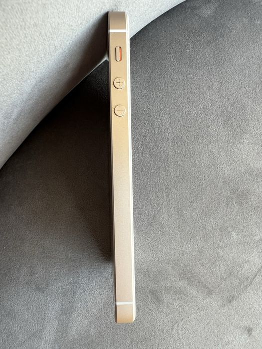 iPhone SE (model A1723) - używany, dobry stan, gwarancja satysfakcji!