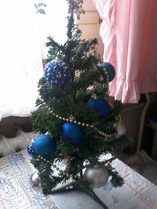 Ялинка новорічна,штучна.