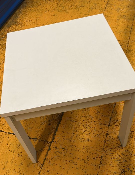 Elegancki białynstolik kawowy, wymiary: 60cm x 60cm x 60cm