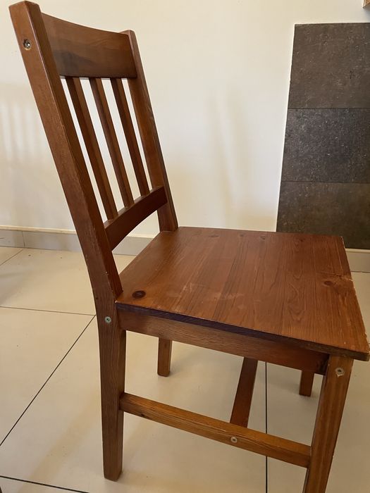 Stoły drewniane z krzesłami