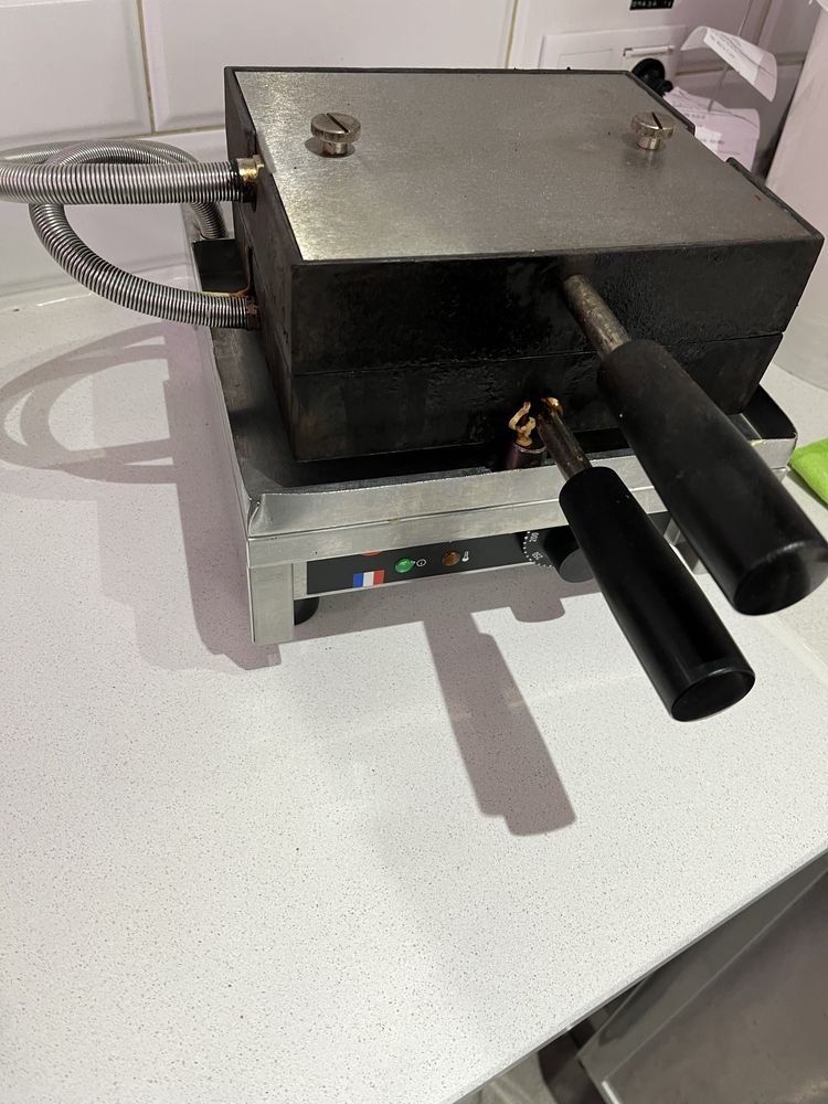 Maquina de wafflen (gofre) VEM AI BOM TEMPO