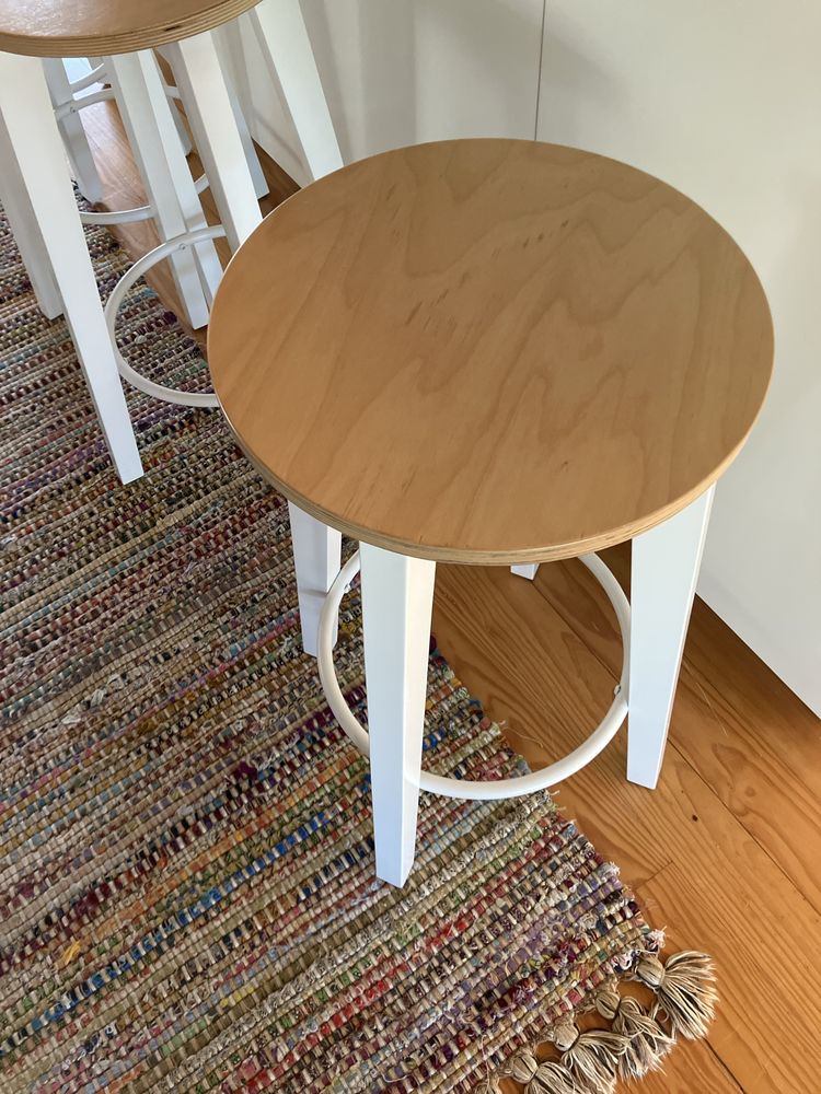 Quatro bancos altos de ilha, com 65 cm de altura