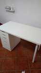 Mesa com gavetas