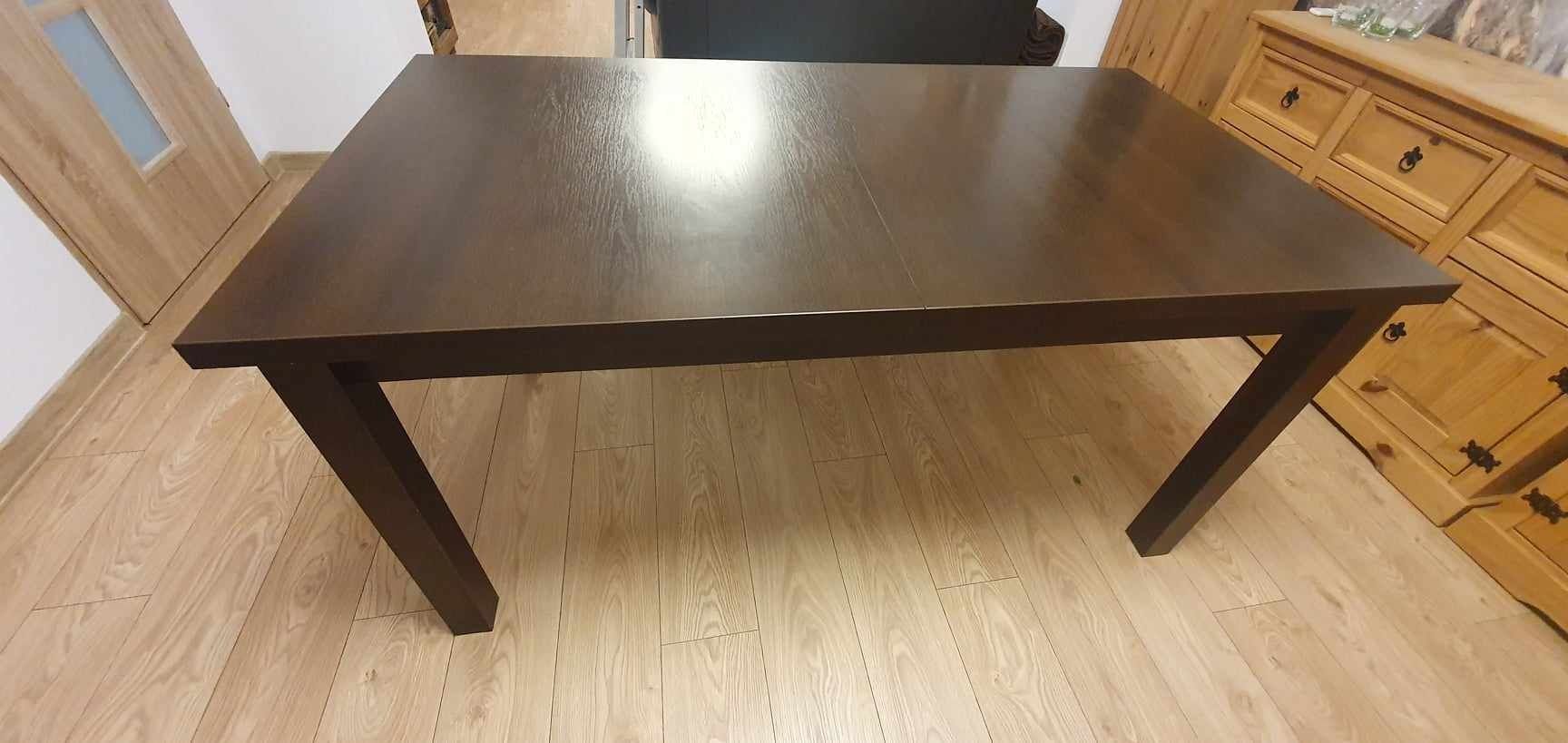 Duży stół z 4 krzesłami