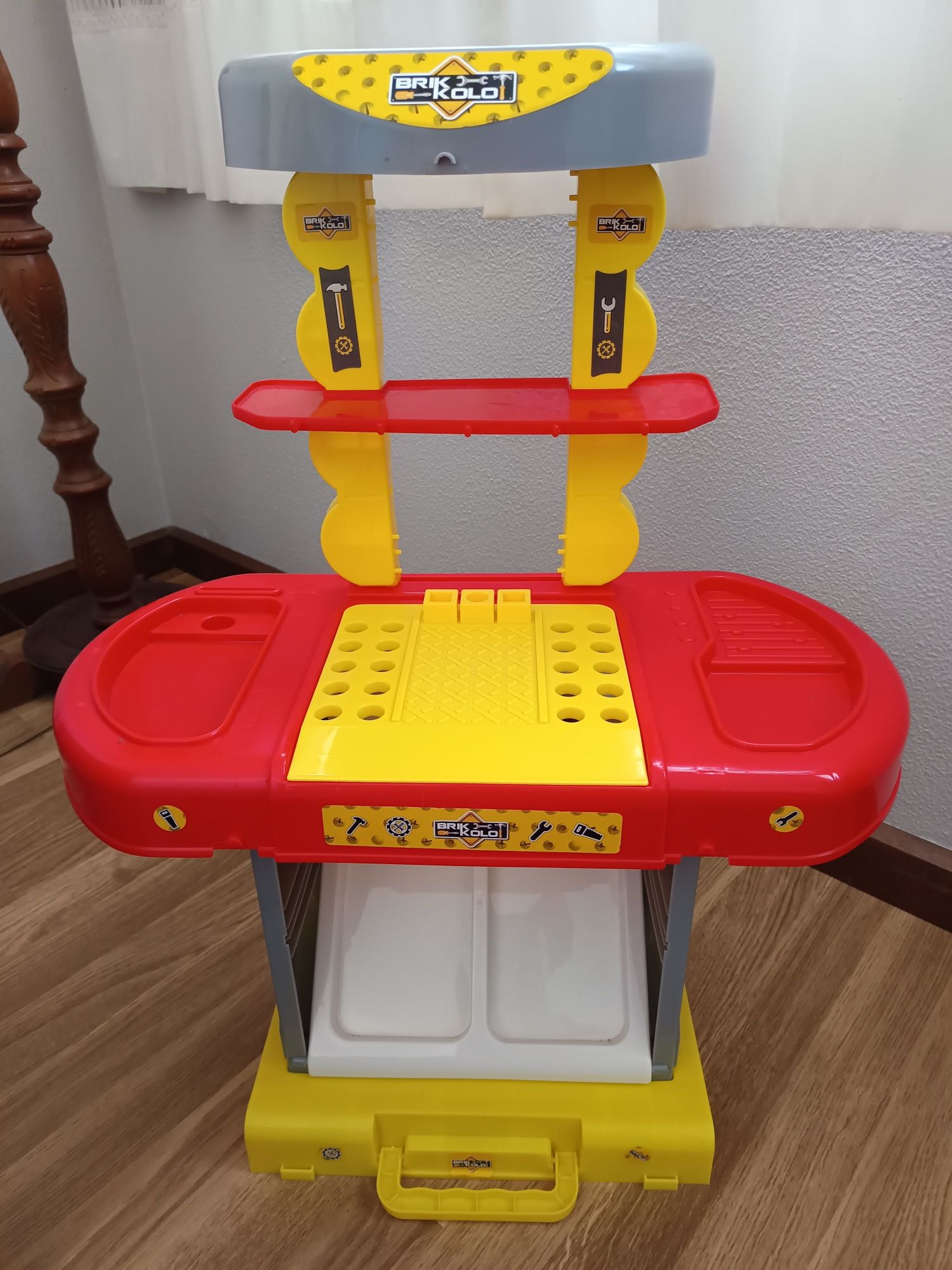 Mesa com ferramentas de brincar