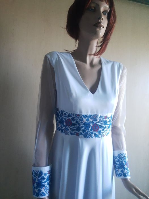 Вишиті в одному стилі весільна сукня ( розмір S) і сорочка (розмір М)