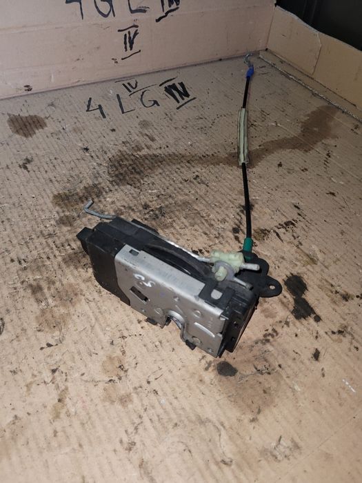 Zamek drzwi przód prawy opel zafira B 2005r