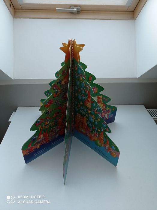 Książka dla dzieci w kształcie choinki