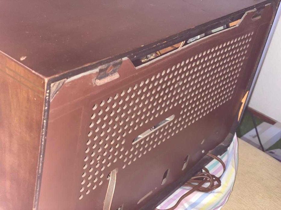 Radio SABA antigo em muito bom estado e a funcionar