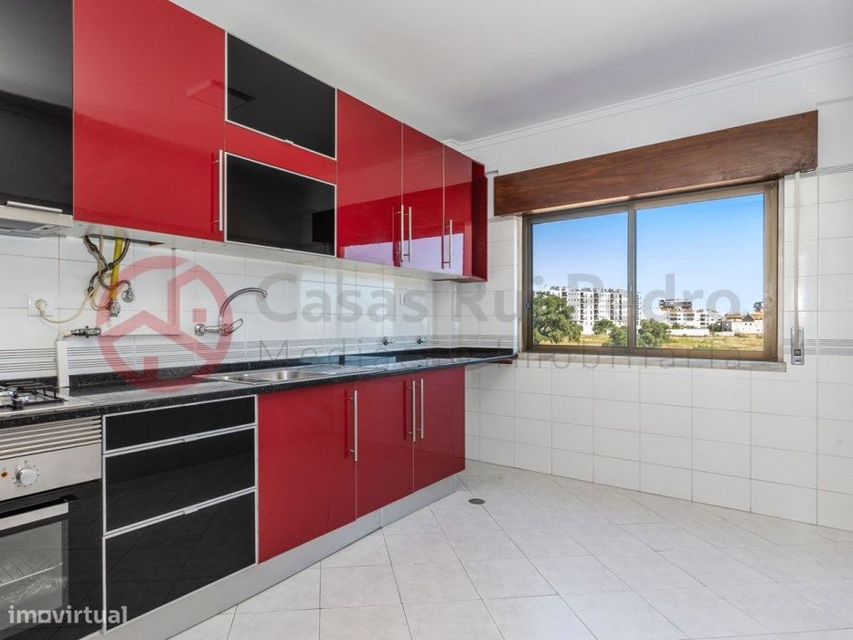 T2 Remodelado com Vista Deslumbrante sobre a Baía do Seixal, Amora