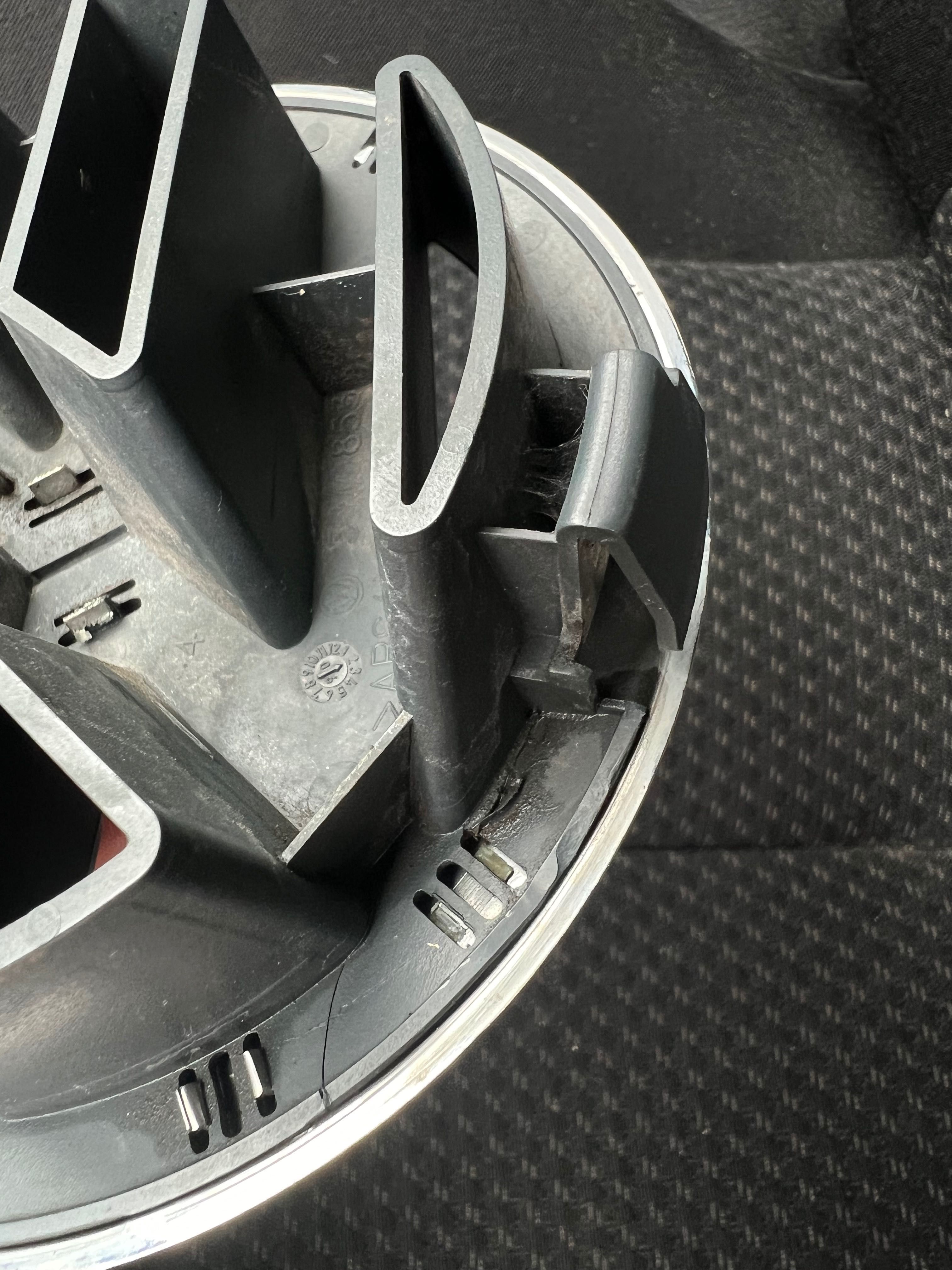 Емблема “VW” 130 mm Passat В6 05-11 Tuareg 07-10 5MO853601 3CO853601