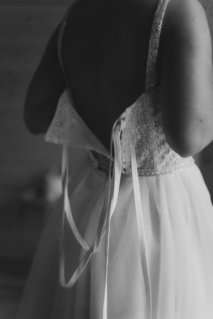 Delikatna suknia ślubna z wiązanym gorsetem