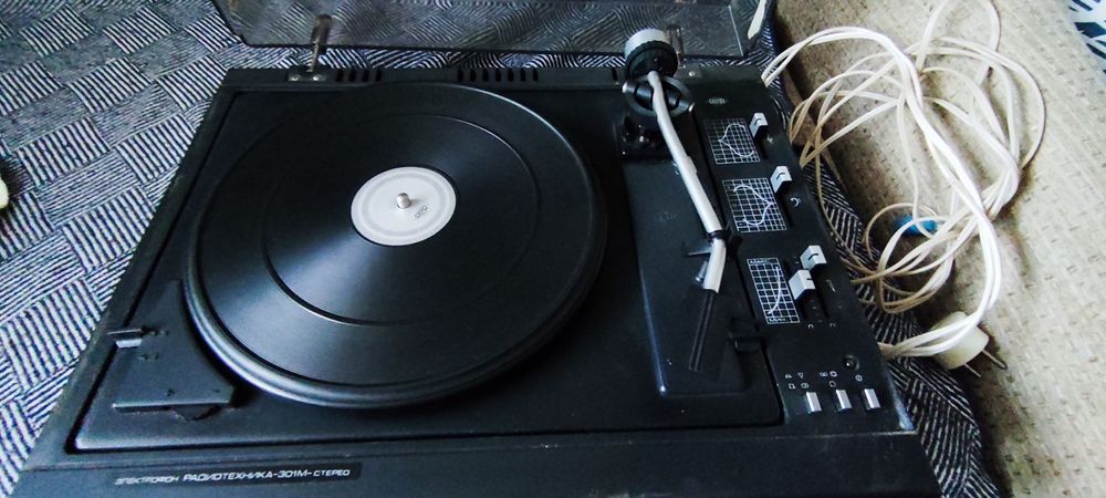 Програвач платівок Радиотехника- 301м-стерео