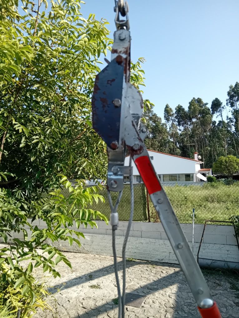 Vendo garibaldy ou guindaste para levantar motores ou outros pesos.