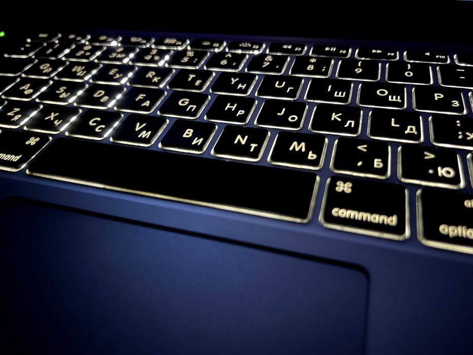 Лазерне Гравірування клавіатури Apple Macbook Air та Macbook Pro