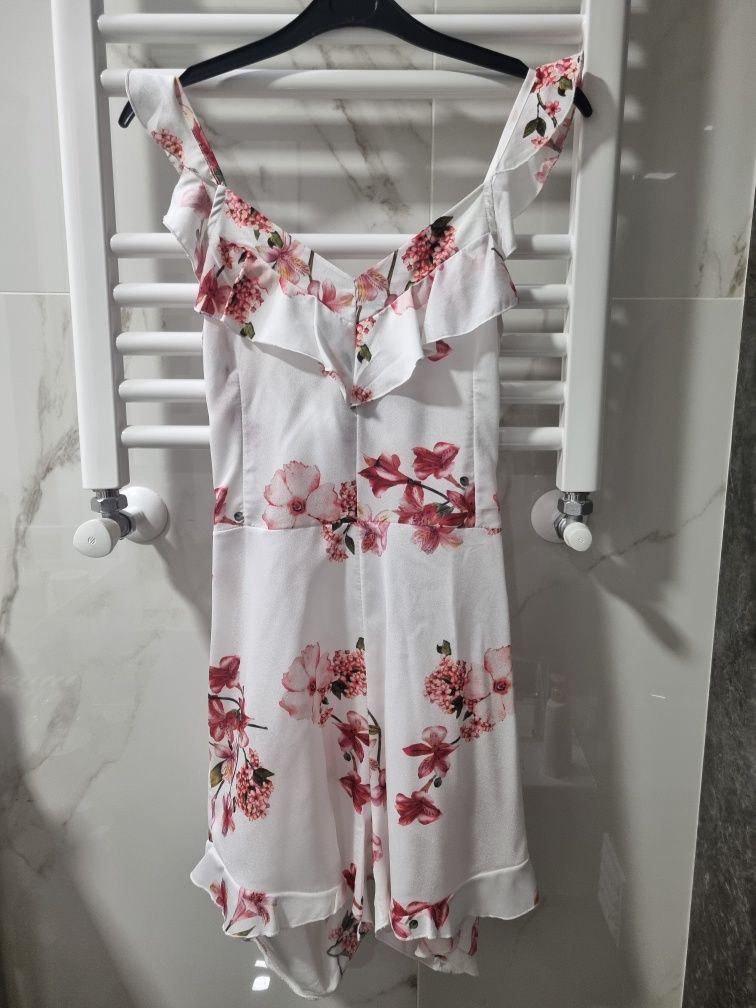 Macacão branco com flores