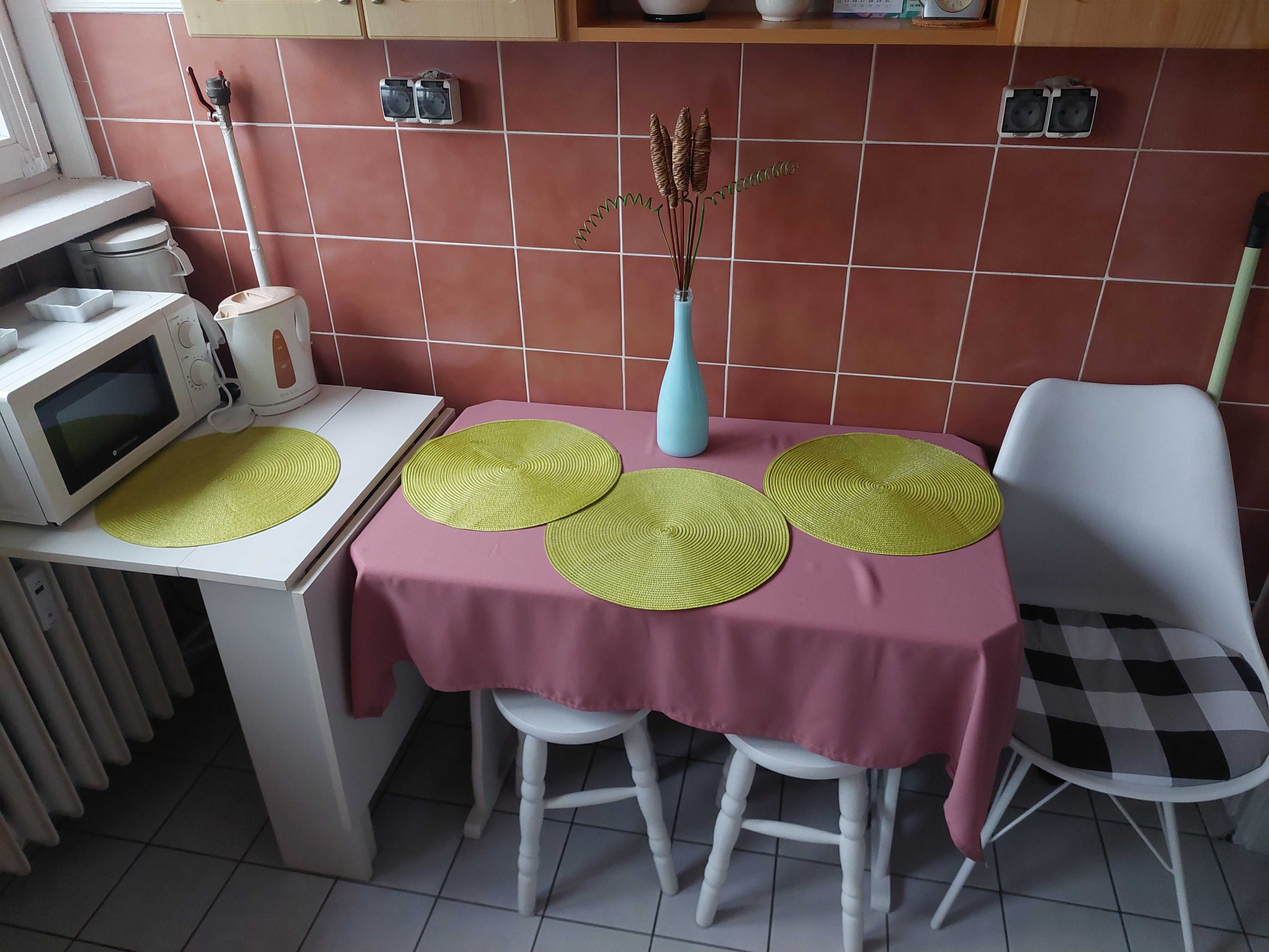 Kawalerka w centrum na zamkniętym osiedlu - pokój + sypialnia