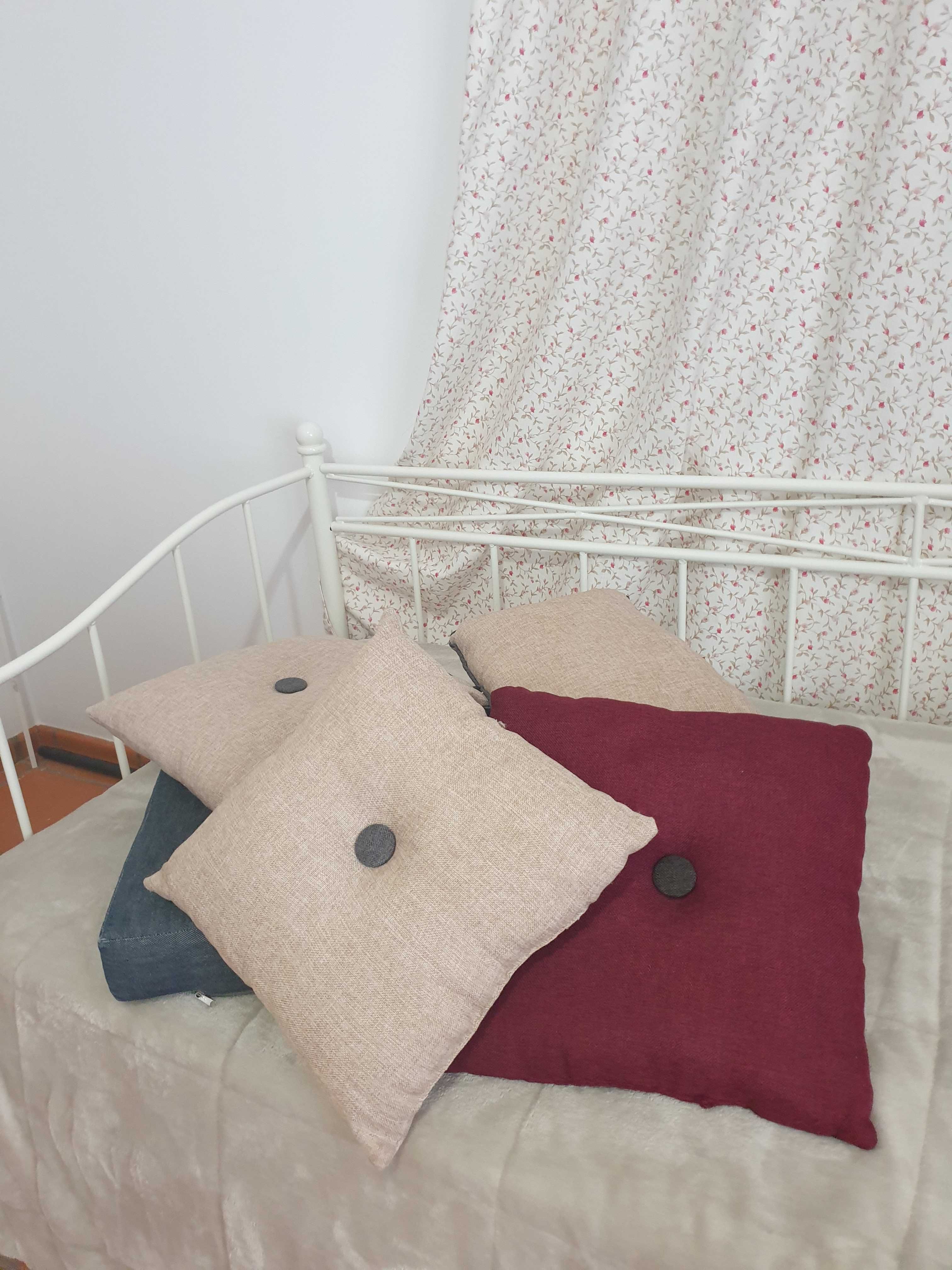 Cama ferro branca ,adaptada a Sofá