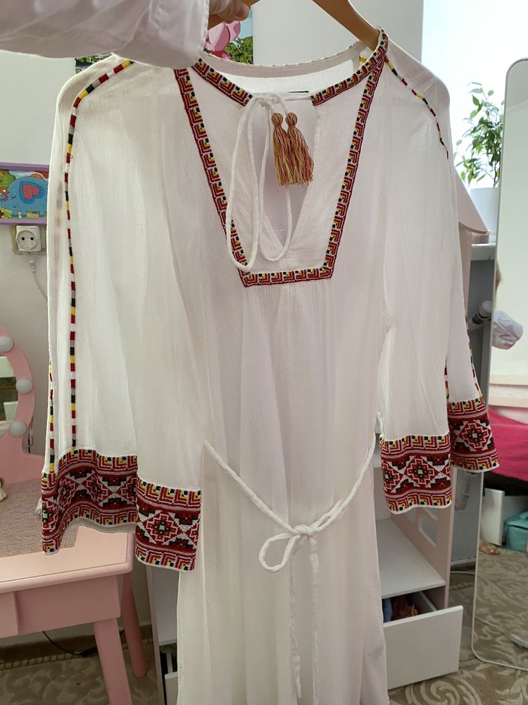 Сукня вишита біла