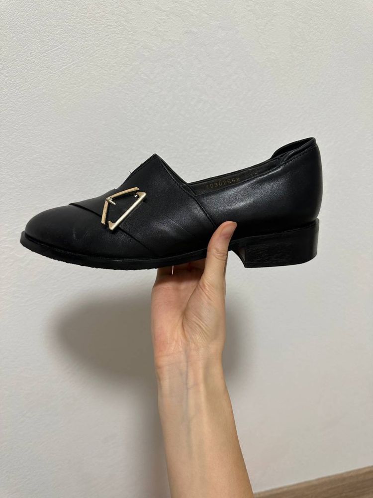 Жіночі шкіряні туфлі лофери чорні класика черевички р 39