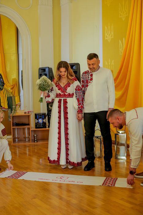 Продаю вишитий комплект плаття з шлейфом та чоловічою сорочкою