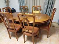 Mesa e 8 cadeiras de sala de jantar