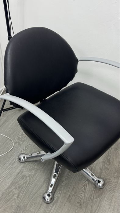 Продам парикмахерське крісло