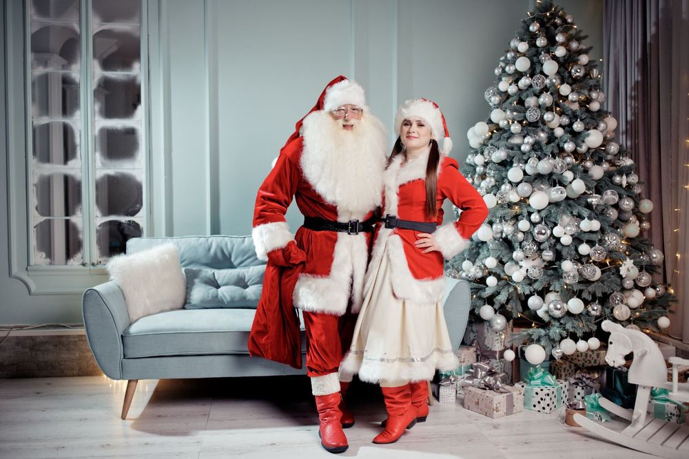 Санта Клаус, та його помічниця, Святий Миколай, Дід Мороз та Снігурка