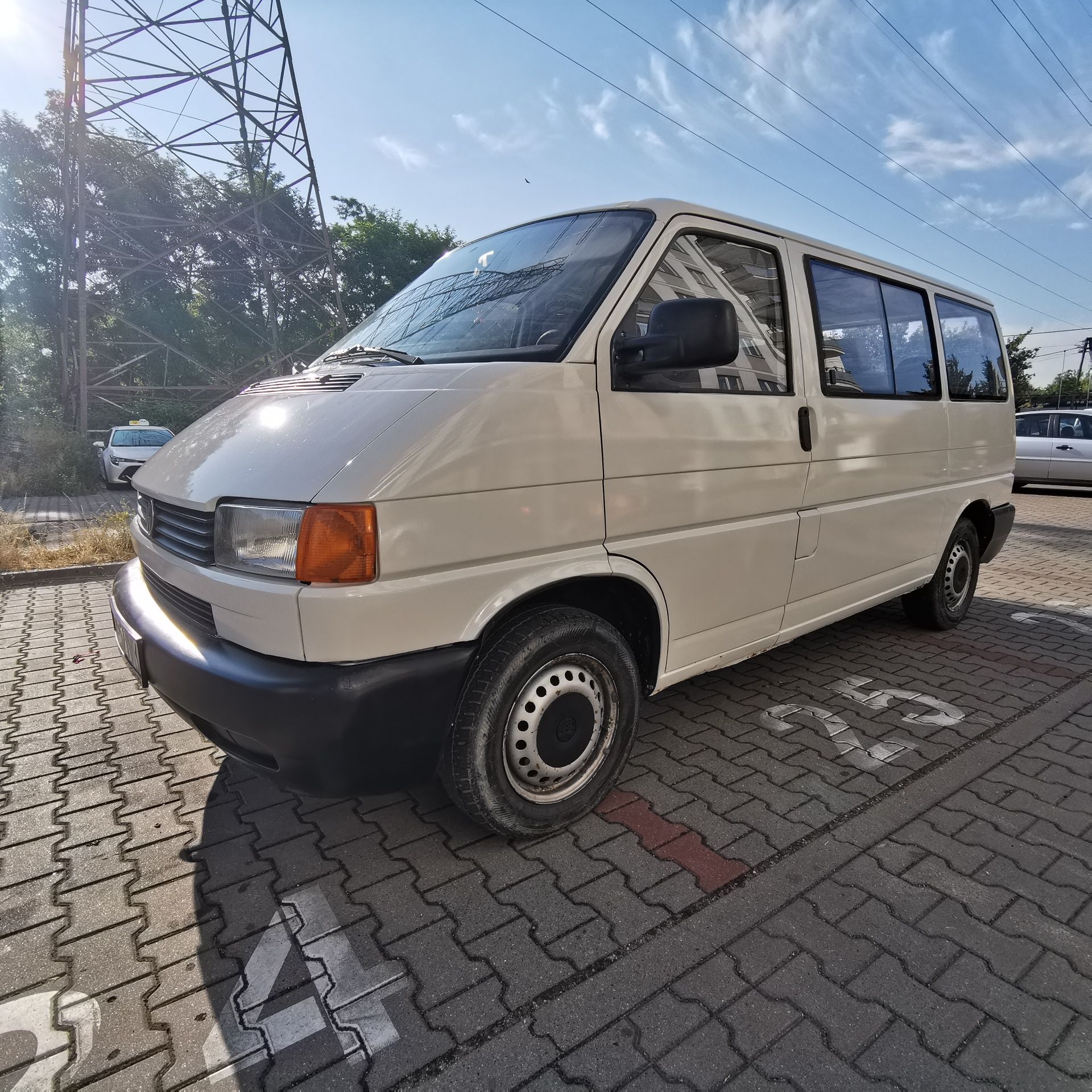 Sprzedam VW Transporter 1.9 TD
Pojemność silnika: 1 896 cm³
M