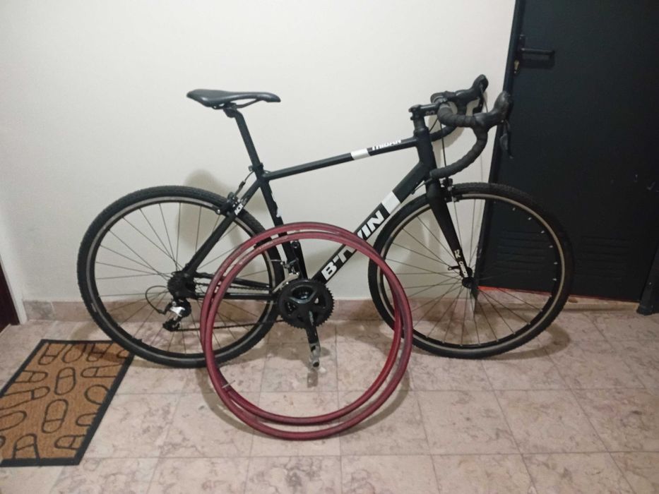 Bicicleta com pneus de estrada e todo o terreno