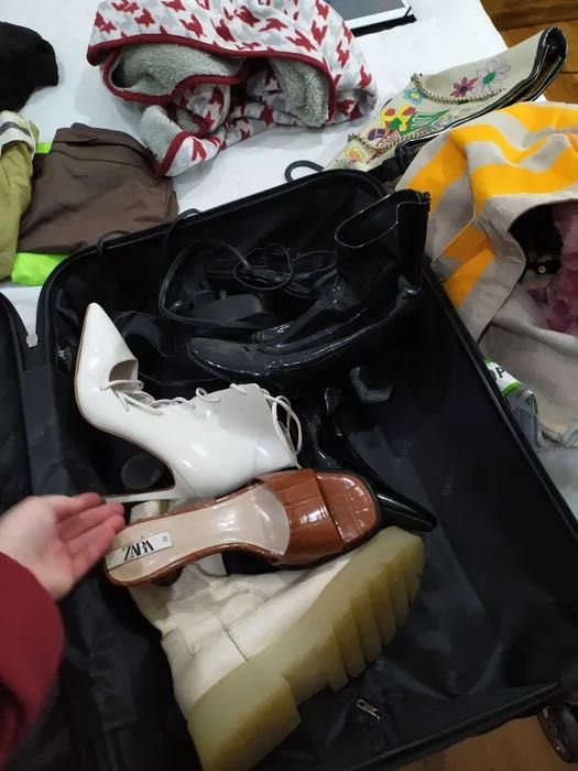 Lote + de 160 peças de roupa, malas e sapatos femininos NEGOCIÁVEL